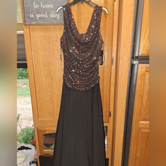RM Richard Elegant Black and Gold Sleeveless Evening Dress In A 10P. NWT - Picture 10 of 10